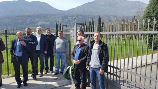 ОДАВАЊЕ ПОШТЕ ЖРТВАМА НАТО АГРЕСИЈЕ: Сашин отац, ипак, положио цвеће